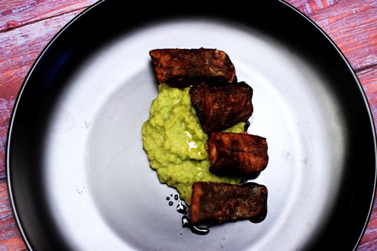 Merluza Hoki frita con puré de arvejas