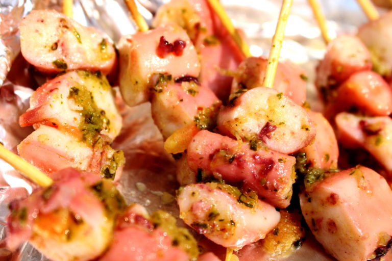 Anticucho de jibia con chimichurri de cilantro